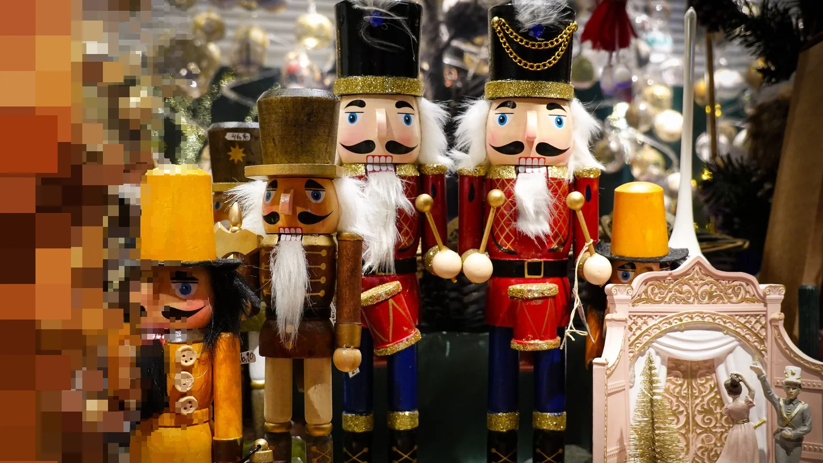 Fargerike nøtteknekkerfigurer i tre blant julepynt